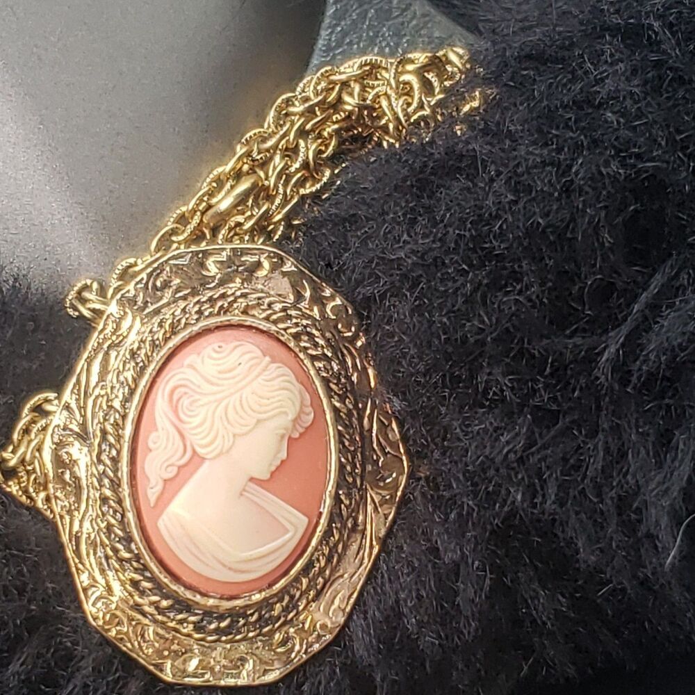 Peri Vintage Gold Tone Oval Cameo Brooch Signed Plastic Metal Fashion Jewelry